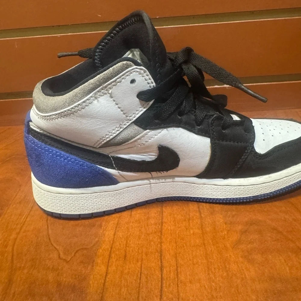 Jordan Men's Black, White, and Blue Sneakers